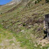 wegweiser am ridnauner hoehenweg bei ochsenalm