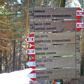 wegweiser am weg von trudner horn nach truden