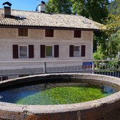 truden dorfzentrum brunnen