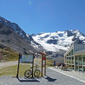sulden bergstation bergbahn und mountain bikes dahinter eisseespitze