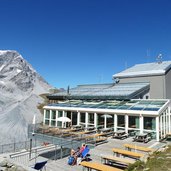 sonnenliegen bei bergstation seilbahn sulden