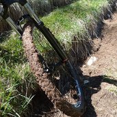 mountainbike im schlammigen gelaende