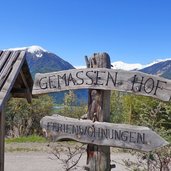 wegweiser gemassen hof bei muntetschinig oberhalb von mals