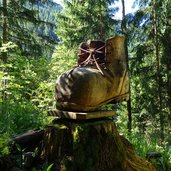 welschnofen jocherweg schuh holzskulptur