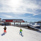 skigebiet reinswald bergstation skifahrer kinder winter