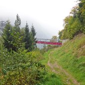 abstieg zur mittelstation meran seilbahn