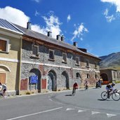 stilfser joch strasse oberhalb von bormio abzweigung umbrail strasse radfahrer