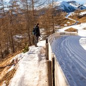 reinswald schmaler wanderweg neben rodelbahn winter