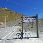 bormio stilfserjoch ortsschild fahrrad