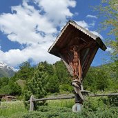 stundenweg taufers im muenstertal holzkreuz