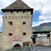 glurns stadtmauer mit turm