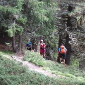 weg zur taistner alm wanderer