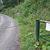 wegweiser auerberg alm forststrasse