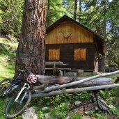 mtb bei jagdhuette am weg von der unteren zur oberen laaser alm