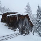 schnee landschaft am perlenweg rosengarten holz huette