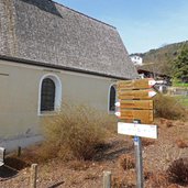 wegweiser bei st antonius kapelle feldthurns