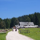 schoenrast alm malga belriposo aldein