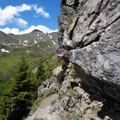 alpenrosenweg zwischen innere und aeussere falkomai alm felsen