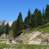 mountainbiker am weg unter duerrensteinhuette