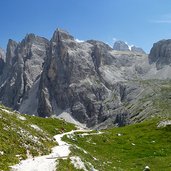 am weg zur dreizinnenhuette blick auf oberbachernspitze