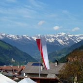 AT tiroler fahne bei maria trens und alpenhauptkamm bei brenner