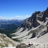 Dolomiten Hoehenweg Blickrichtung Kreuzkofelgruppe 