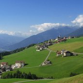 Meransen in der Ferne Blick von Sergs