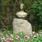 P Schloss Trauttmansdorff Gaerten Sissi Statue Denkmal