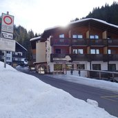 wegweiser bei hotel adler welschnofen winter