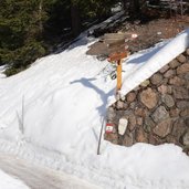 wegweiser bei hotel adler welschnofen winter