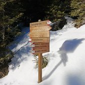 weg nr bei moseralm wiesen winter