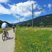 radfahrer am radweg westlich von kiens pustertal