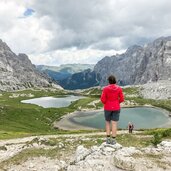 huettenwanderung im drei zinnen gebiet im drei zinnen gebiet boedenseen person