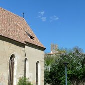 fruehling bei kirche naturns schloss hochnaturns