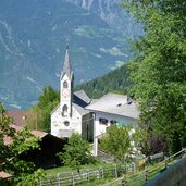 algund ortsteil aschbach mit kirche