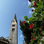 barbian kirchturm und rosen