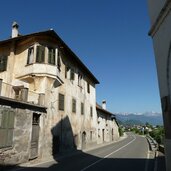 unterrain strasse bei kreuzung