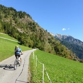 radfahrer auf strasse nach tabland sonnenberg