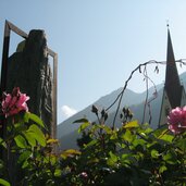 St Jakob Statue Jakobsbrunnen mit Kirchturm