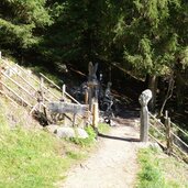 skulptur und brunnen am pyramidenweg platten