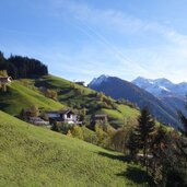 hoefe bei glaiten im herbst dahinter walten hochwart und seebergspitz