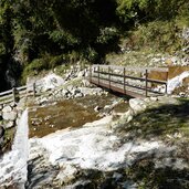 abstieg von tabland sonnenberg zum partschinser wasserfall bruecke ueber bach