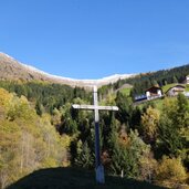 wiesen und hoefe bei glaiten dahinter texelgruppe alpenhauptkamm und jaufenkamm fr