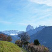 lajen tschoefas poststeig aussicht nach groeden herbst