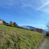 lajen tschoefas poststeig aussicht nach groeden herbst