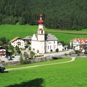 St Johann Kirche und Dorf
