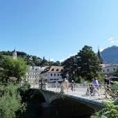 meran kirchturm und postbruecke
