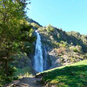 wanderweg im zieltal zum wasserfall