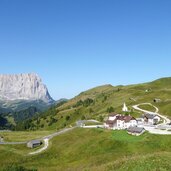 groedner joch kirchlein und langkofel