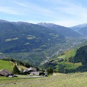 blick auf patleid hof darunter juval und vinschgau bei tschars und kastelbell